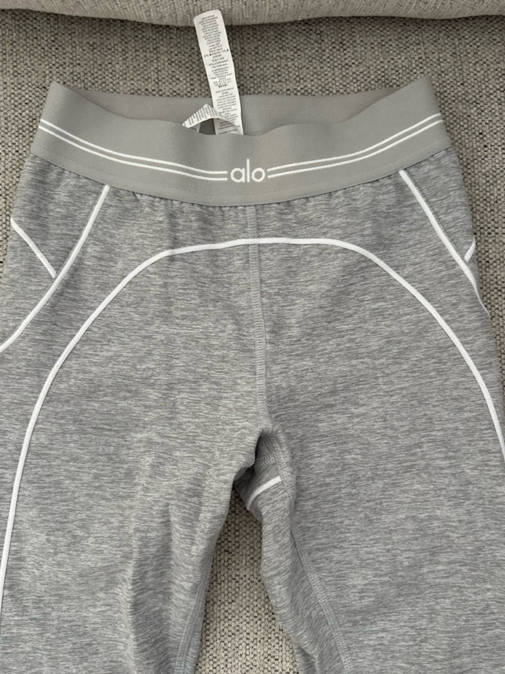 Alo Yoga 7/8 High-Waist Alosoft Heart Throb Legging in Light Grey - Picture 5 of 6